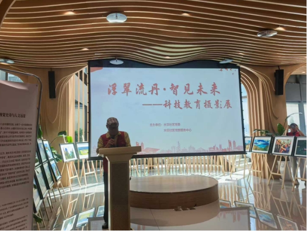 70岁的他依然步履不停！他镜头里的南极、南美等世界奇观，都在这场摄影展里。