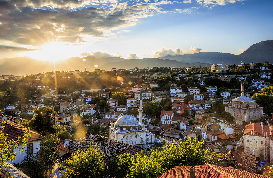 冰川山湖间·中亚两国 9 天 7 晚 乌兹别克斯坦-“世界文明的十字路口”有着丰富的历史遗迹 哈萨克斯坦-同处天山山脉,有着不输于新疆瑞士的山林冰川湖泊